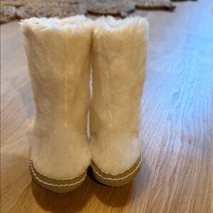 i play. Cozy White Kids Boots